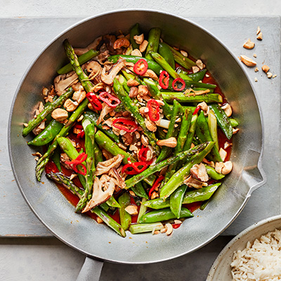 Stir-fried asparagus with chilli & cashews