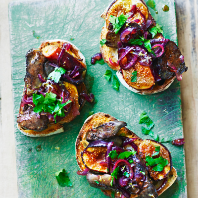 Figs and chicken livers on toast